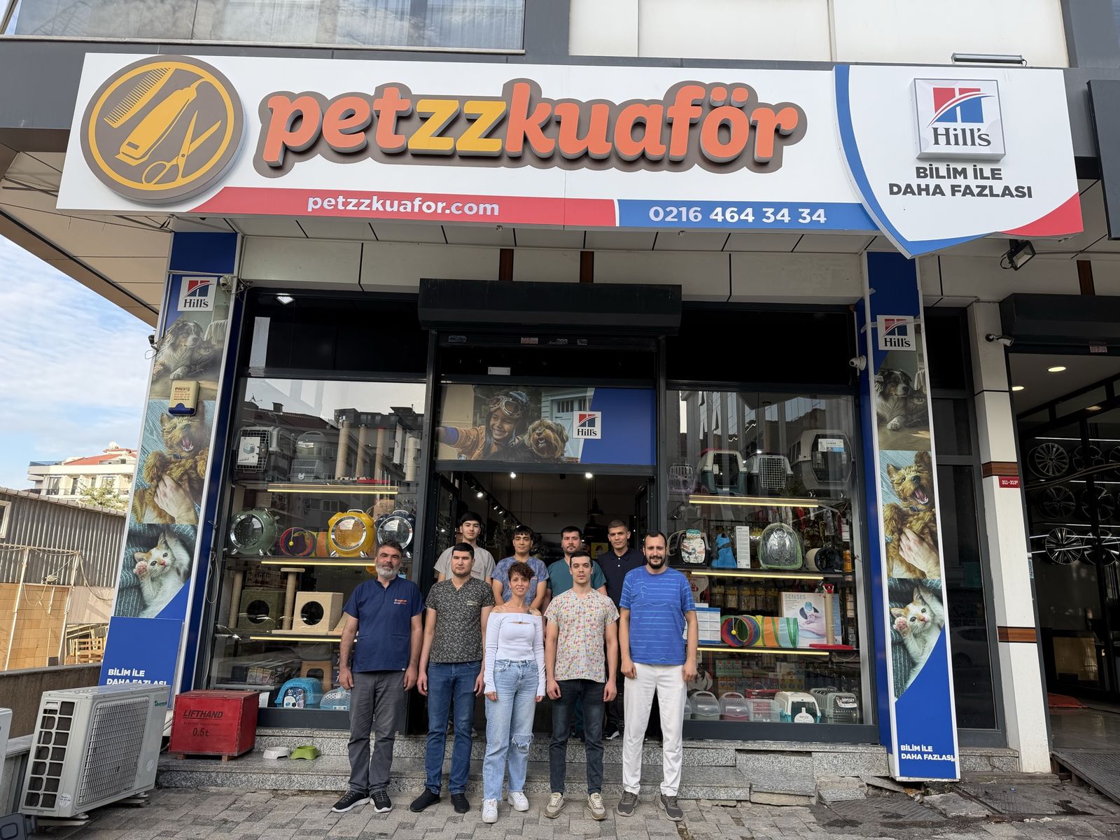 Petzz Pet Kuaför ekibi Bağdat Caddesi’ndeki salonun önünde